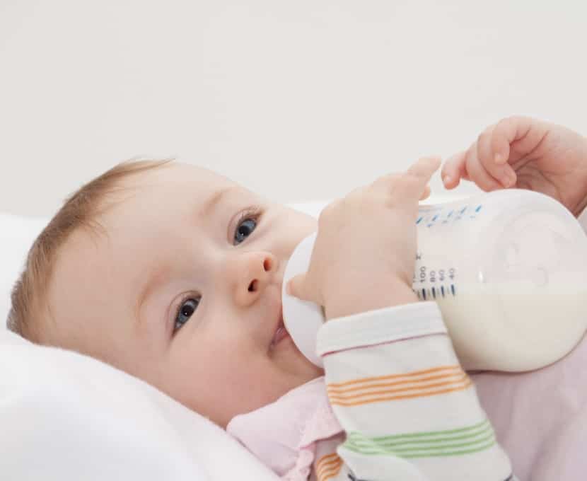 Bebekler için Biberonla Beslenme: Tam Kılavuz ve Uygulama