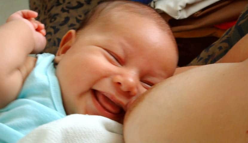 Miks Emzirme: Göğüs ve Biberonu Birleştirmenin Yolları